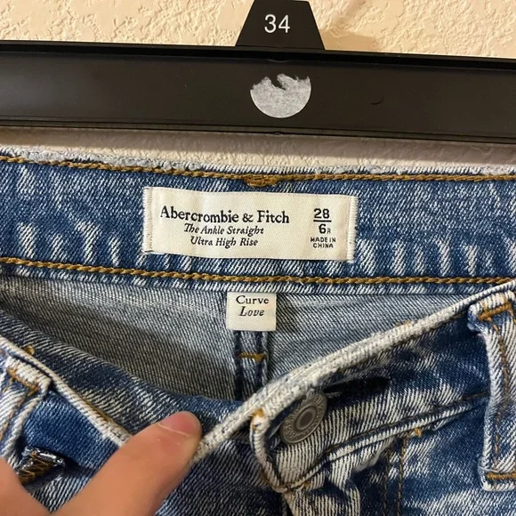 Abercrombie & Fitch Curve Love Ultra High Rise Ankle Straight Jeans - Picture 3 of 3